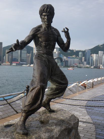 Der wohl beruehmteste Exportschlager des Hong Kong Kinos...Bruce Lee. Er ist der einzige Schauspieler, der hier als Statue steht.