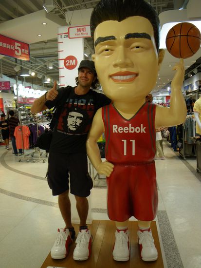 Und grosse Menschen. Dieser hier (Yao Ming) ist ein Volksheld und spielt in Amerika Basketball. Er ist vom Regime gezuechtet worden. Seine Mutter und sein Vater wurden zusammengebracht, da sie beide besonders gross waren.