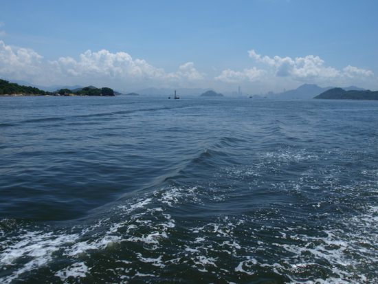 Hong Kong noch sichtbar und doch eine andere Welt. 
Lantau ist die groesste Insel Hong Kongs und hat nur 45.0000 Einwohner. Allein auf Hong Kong Island leben 1,3 Mio. Menschen.