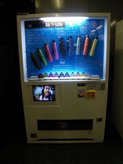 Verkaufsautomaten fuer Regenschirme in der U-Bahn. Das wuerde sich auch in Deutschland lohnen...