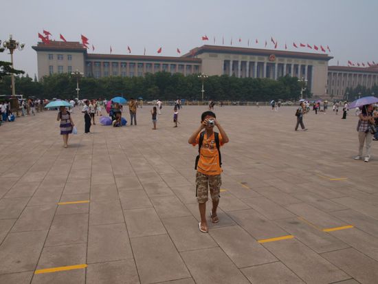 Grosse Halle des Volkes vom Platz des Himmlischen Friedens aus. Neben den Sehenswuerdigkeiten waren auch wir ein beliebtes Fotomotiv.