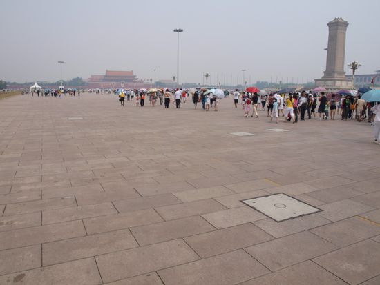 Blick ueber den Platz Richtung Verbotene Stadt.