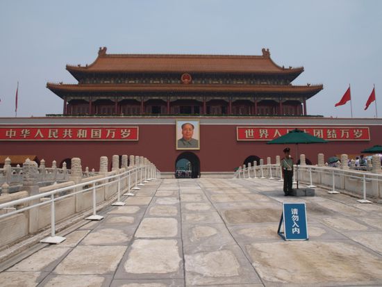Tor des himmlischen Friedens mit einem grossen Portraet von Mao. Mao Zedong († 9. September 1976 in Peking) war der fuehrende Politiker der Volksrepublik China im 20. Jahrhundert. Nach der Ausrufung der Volksrepublik am 1. Oktober 1949 bestimmte er in seiner Funktion als Vorsitzender der Kommunistischen Partei Chinas fast 30 Jahre die Geschicke des Landes. Waehrend seiner Herrschaft starben mehrere zehn Millionen Menschen an den Folgen politischer Kampagnen, diktatorischer Machtausuebung und verfehlter Wirtschaftspolitik.