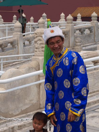 Chinesen lassen sich gerne in ihrer Tracht vor der Mauer portraetieren.