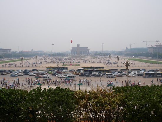 Ueberblick ueber den Platz des Himmlischen Friedens vom Tor aus.