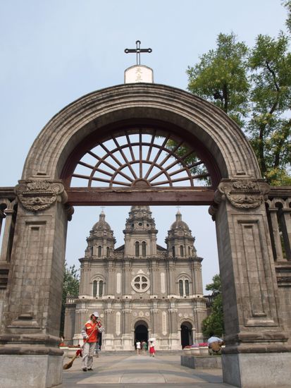 Irritierender Anblick. Eine Kirche mitten auf der Einkaufsstrasse Pekings.