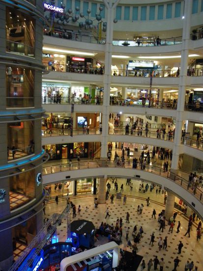 Das zu den Towern gehoerende Einkaufszentrum.