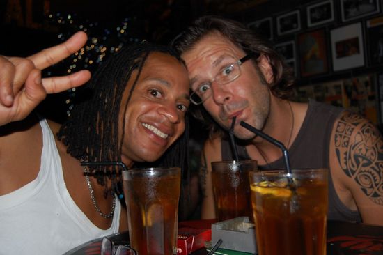 Mit Ron in der Reggae Bar.