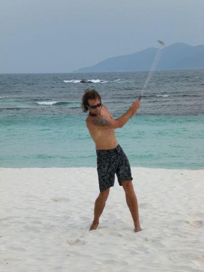 Eine Partie Crossgolf am Strand.