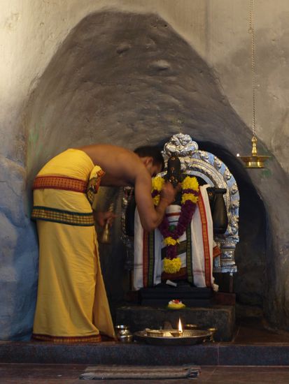 Ein Priester bei der Arbeit.