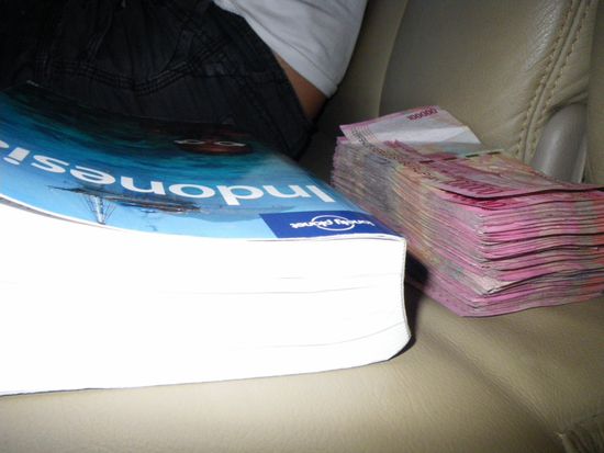 Der groesste Geldschein in Indonesien (100.000 Rupien) ist ca. 7 EUR wert. Unsere Rundreise war nicht teuer, die zur Bezahlung notwendigen Scheine jedoch ein ziemlicher Haufen.