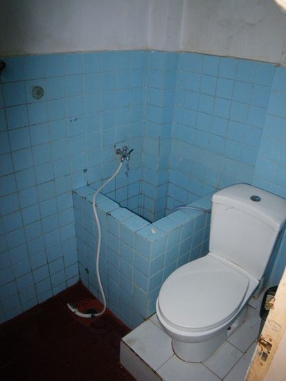 Luxustoilette...immer ohne Spuelung und mit Schoepfeimer. Daneben ist die Dusche! 