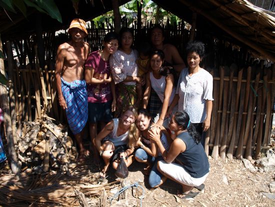 Katja im Kreis der Dorfbewohner