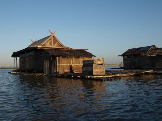 Das schwimmende Dorf auf dem See.