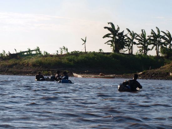 Fischer mit Schlaeuchen anstatt Booten beim Fischen.