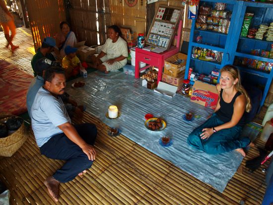 Tee im Minimarkt und Schlafraum.