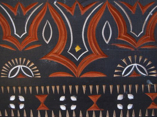 Saemtliche Haueser und auch die Reisspeicher sind mit diesen sehr aufwendigen Schnitzereien verziert.