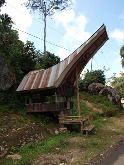 Eine Bushaltestelle im klassischen Baustil.