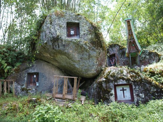 Felsgraeber. Hinter den Tueren befinden sich zum Teil auch grosse Gruften.