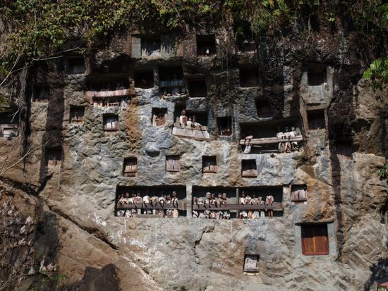 Felsgraeber fuer Mitglieber der hoechsten Schicht mit Ebenbild (Tau Tau) aus Holz davor.