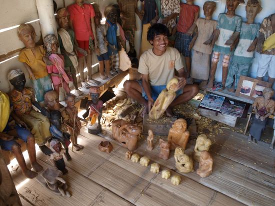 Ein Tau-Tau Schnitzer bei der Arbeit.