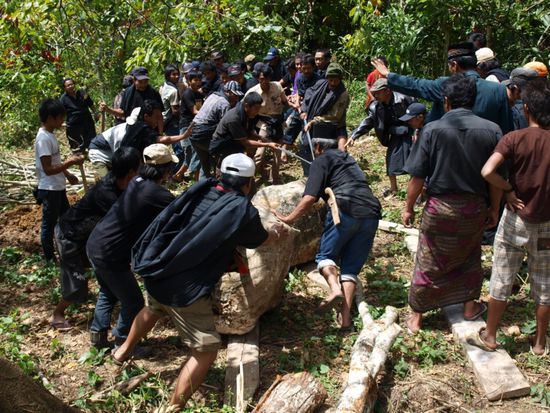 Der Gedenkstein wird aufgestellt.