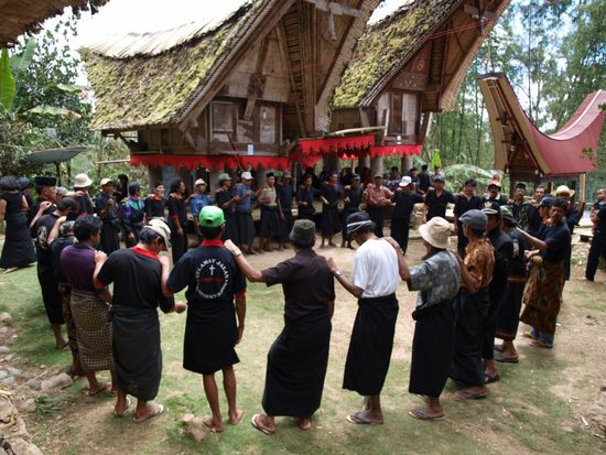 Beerdigungsgaeste beim Tanz