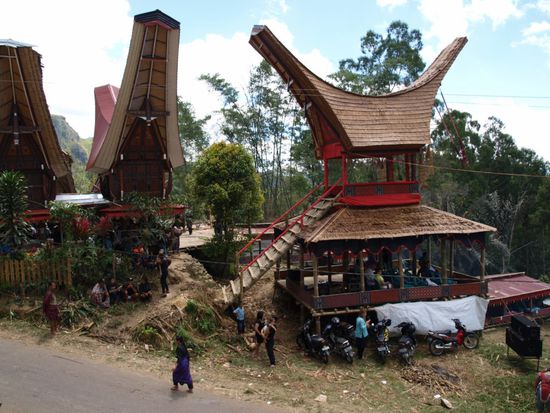 In dieses Haus wurde der Tote bzw. ernsthaft Kranke nach der Parade getragen. Bis zur eigentlichen Beerdigung am vierten Tag verbleibt er auch dort.