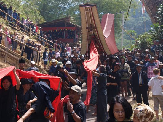 Beginn der Parade mit Leichnam.