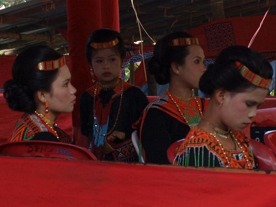 Zuschauerinnen hoeherer Geburt in traditioneller Tracht.