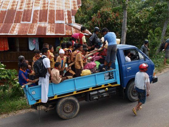 Hier werden Pfadfinder ins Zeltlager transportiert.