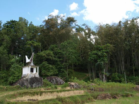 Eine andere und kostenguenstigere Form der Bestattung. Ein Grabhaus auf dem Felsen.