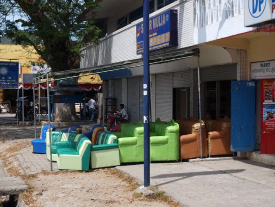 Da weiss man gar nicht, welches dieser fabenfrohen Sofas man zuerst ausprobieren moechte.