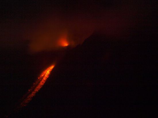Lava in der Nacht.