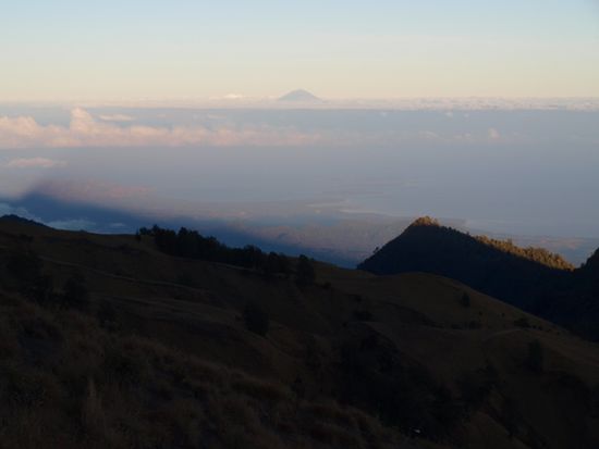 In der Ferne sieht man Balis hoechsten Berg.