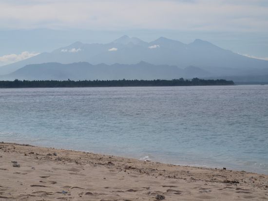 Vom Strand aus konnten wir einmal den Rinjani sehen. Ansonsten befand er sich in den Wolken. Wir hatten also Glueck beim Aufstieg.