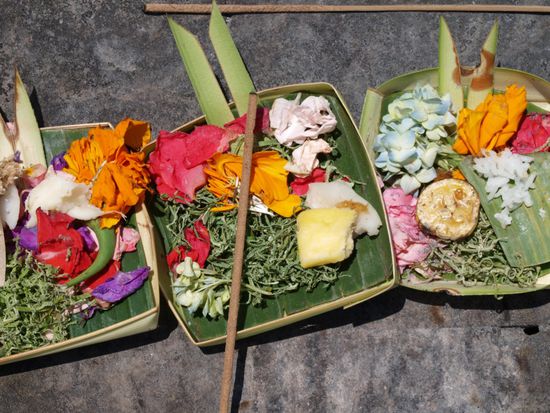 Diese kleinen Opferschalen findet man ueberall auf Bali