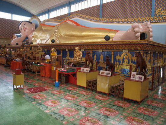 Im Inneren befindet sich der 33 Meter lange schlafende Buddha.