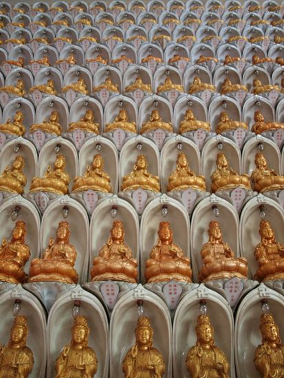 Einer der Tempel der Anlage ist mit unendlichen vielen Buddhas auf allen Waenden verziert.