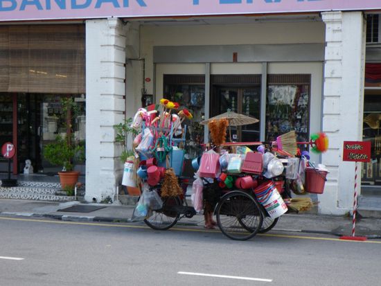 Ein fahrbarer Gemischtwarenladen in den Strassen George Towns.