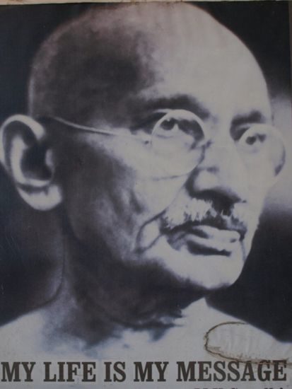 Mohandas Karamchand, genannt Mahatma („die grosse Seele“), indischer Staatsmann und Reformator, (1869 - 1948). Gandhi war der herausragende Fuehrer der indischen Unabhaengigkeitsbewegung.