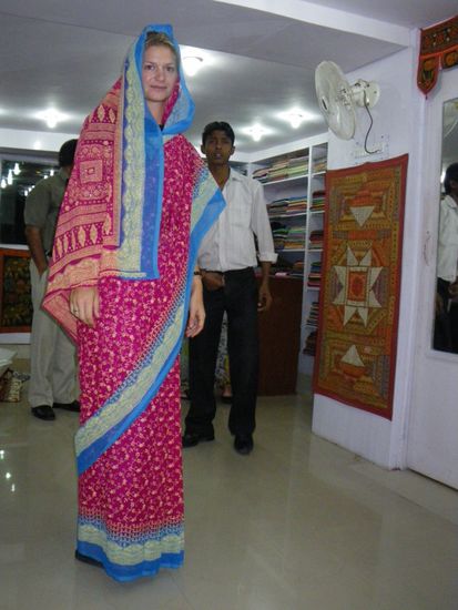 Katja im traditionellen indischen Saree. Der Saree besteht aus einem sechs Meter langen Stueck Stoff. Verheiratete Frauen tragen das Ende ueber dem Kopf. Bei Unverheirateten ist der Kopf unbedeckt.
