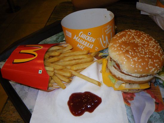 Da Kuehe ja in Indien heilig sind und nicht verzehrt werden, gibt es leider auch keinen Big Mac oder Aehnliches. Dafuer viele Burger mit Haehnchen und kreative vegetarische Gerichte.