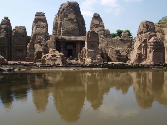 Dieser Tempel wurde in die hoechste Erhebung einer Sandsteinformation gehauen. Er stammt aus dem siebten Jahrhundert und es gibt nur vier Tempel dieser Art in ganz Indien.