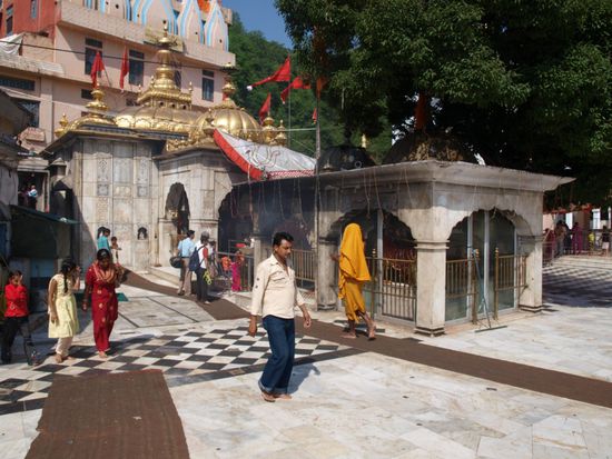 Im Inneren des Tempel brennen neun natuerliche Gasflammen, in denen die Pilger Ihre Opfergaben verbrennen.