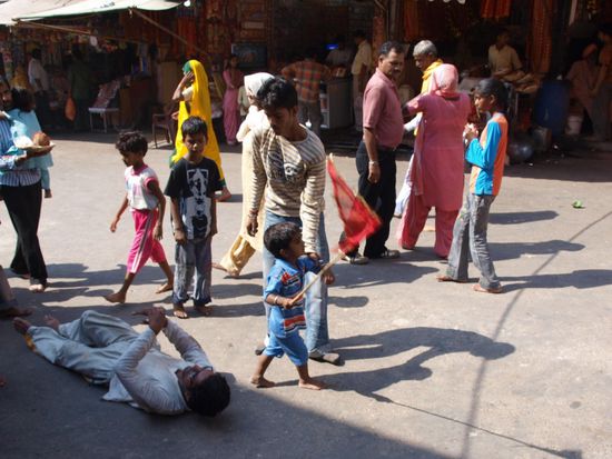 Dieser Mann waehlt eine beschwerrliche Art zum Tempel zu gelangen. Er geht nur so viele Schritte wie sein Koerper lang ist und legt sich dann der Laenge nach auf den Boden. Da es hier alles andere als sauber war, wurde er zudem noch saudreckig.