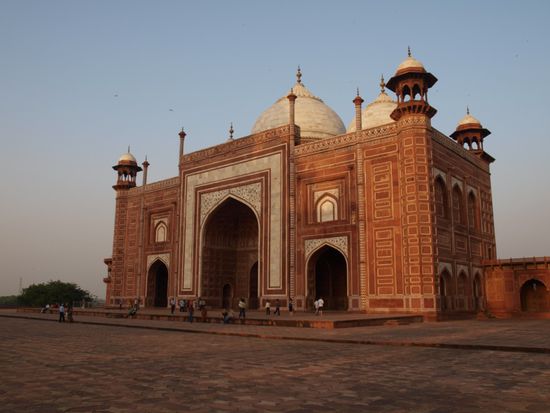 Eines der das Taj flankierenden Gebaeude.
