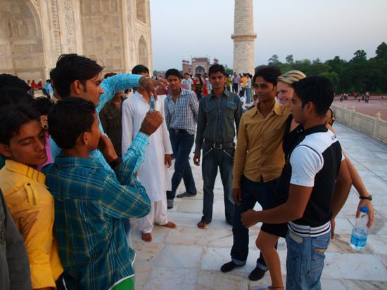 Katja wurde staendig von pubertierenden Indern belagert, die Bilder mit ihr machen wollten.