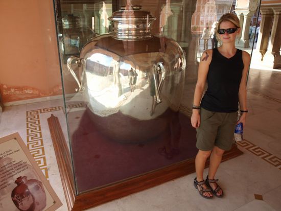 Der groesste Silberkrug der Welt. 
Mehrere dieser Kruege nahm der Maharadscha auf einer Englandreise gefuellt mit heiligem Gangeswasser mit.