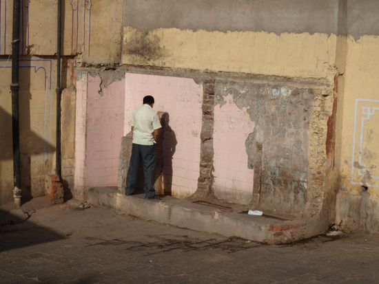 Oeffentliche Toilette...riecht schon ein wenig, wenn man dran vorbeilaeuft.